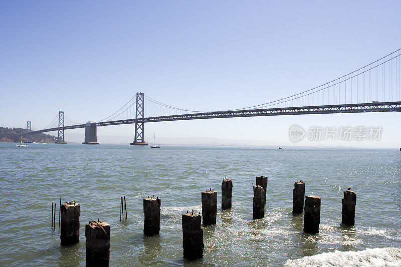 旧金山海湾大桥和老塔