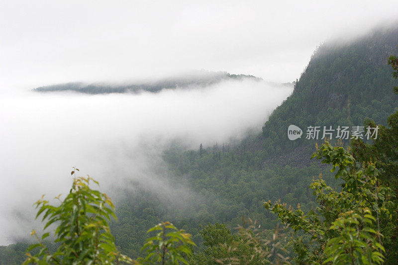 苏必利尔湖的雾和山脉景观