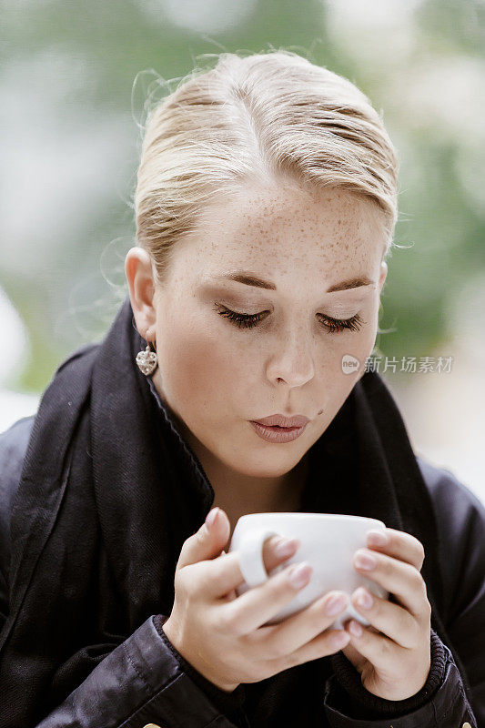 年轻女子与一杯咖啡和茶