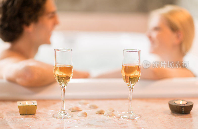 在热水浴缸里喝香槟。