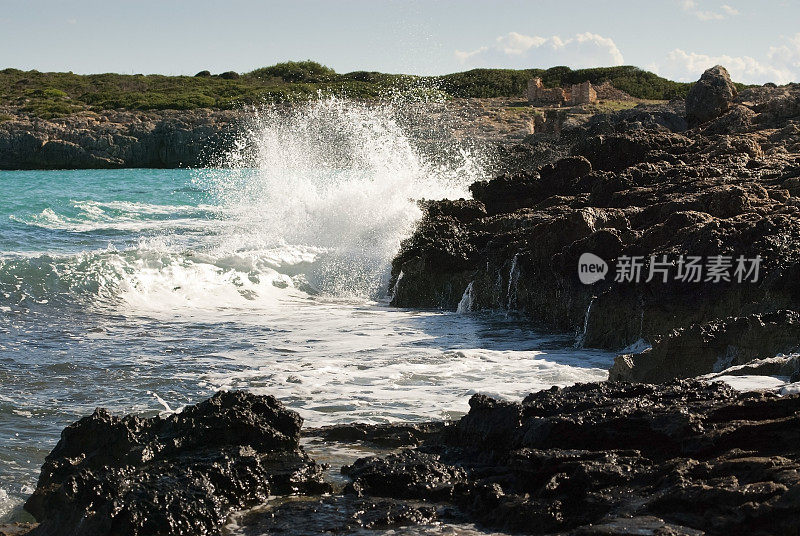 在巴利阿里群岛的马略卡岛海岸掀起海浪