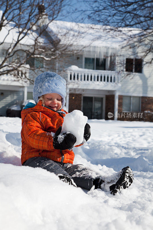 小男孩在雪上玩