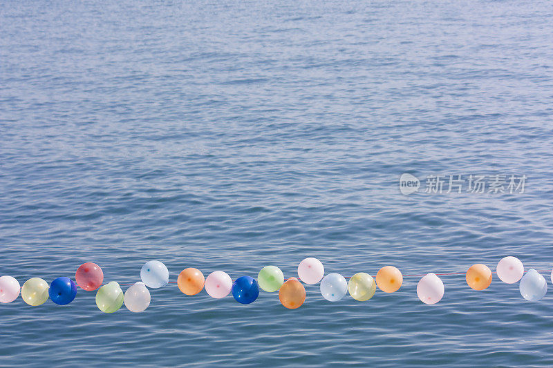 彩色气球飘过海面