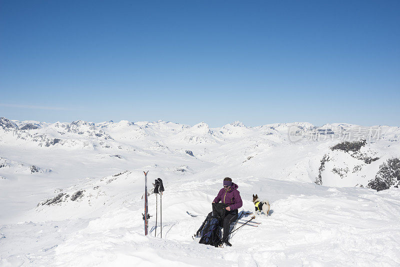 在Jotunheimen国家公园的Galdeberget山顶休息