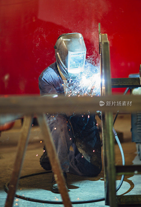金属工人在工厂焊接