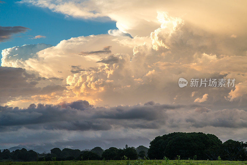 戏剧性的cloudscape