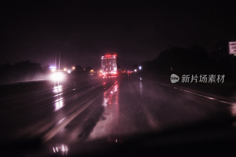 暴雨湿透的夜晚高速公路超速拖车卡车交通