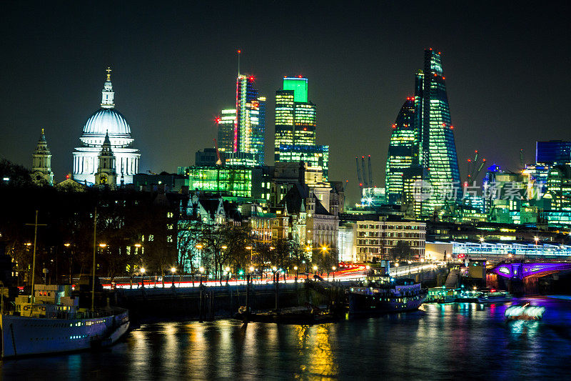 伦敦天际线，圣保罗和碎片大厦，夜晚灯火通明