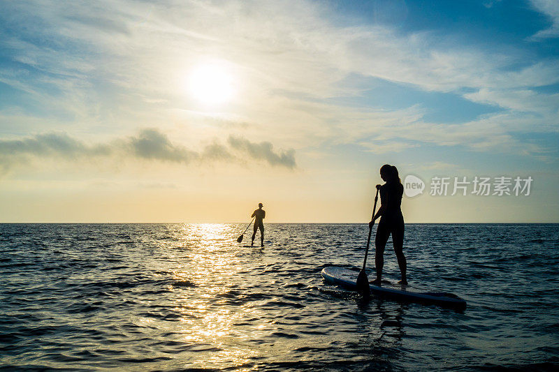 夫妇享受paddleboarding