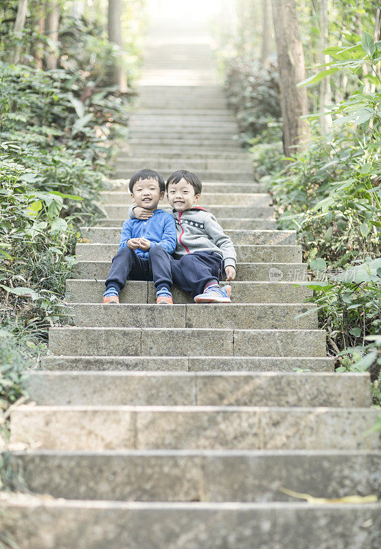 亚洲小孩在山上徒步旅行