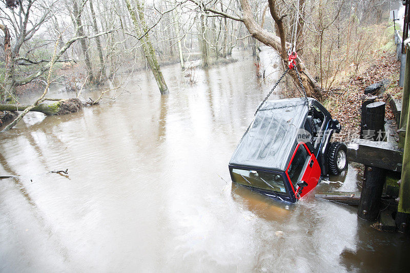 从洪水中救出的汽车