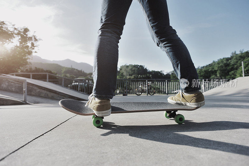 滑板腿在滑板公园滑板的特写