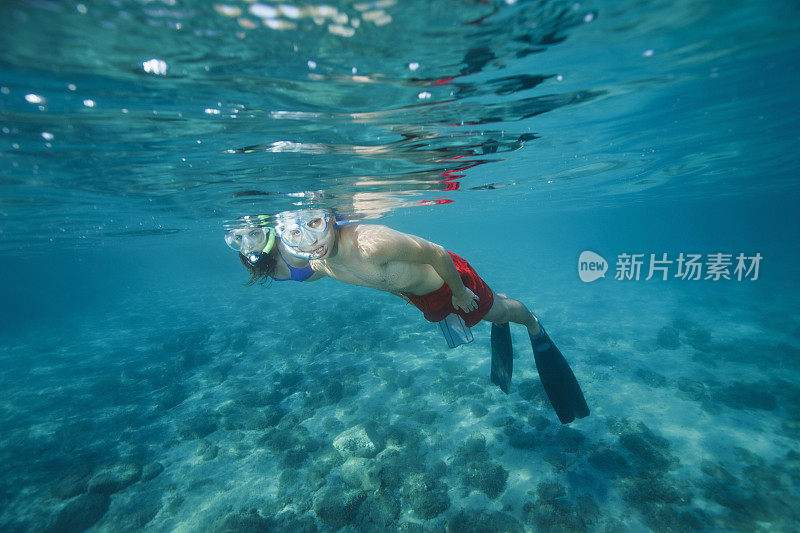 青年男女浮潜水下潜水冒险绿松石海