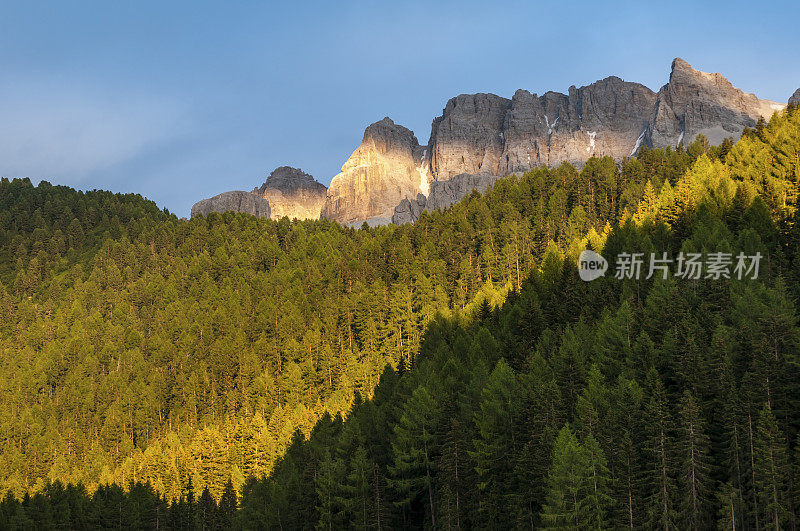 日落在森林和山脉