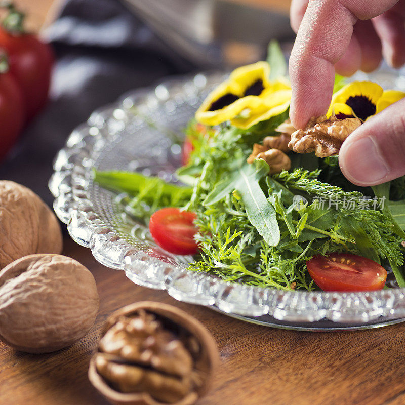 健康饮食——野菜沙拉和可食用的花朵