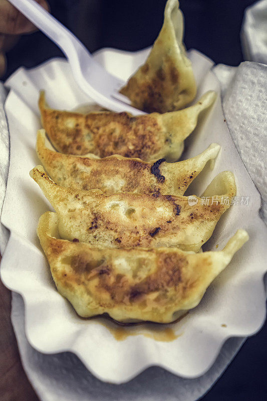 街头小吃配美味的日式煎饺