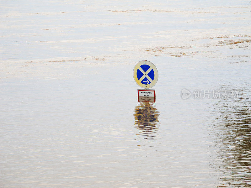 路标被洪水淹没了