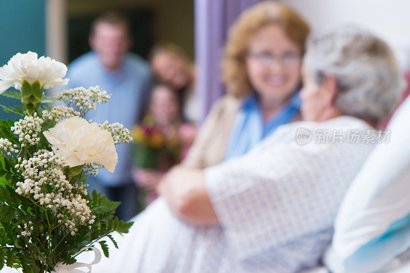 当家人去看望祖父母时，医院病房里的花的特写