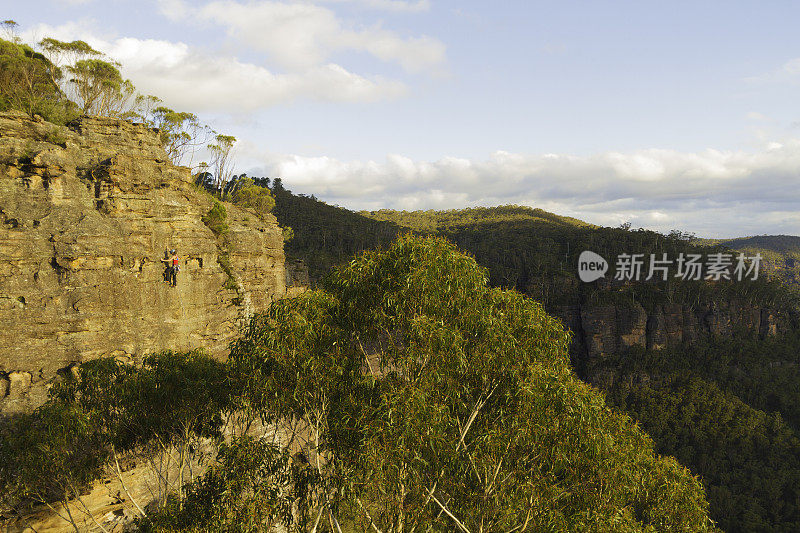 蓝山与女性登山者