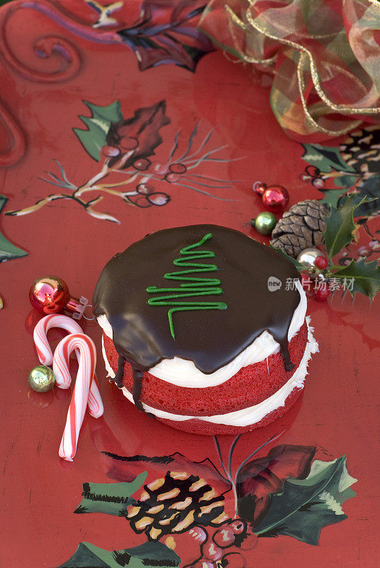 巧克力红丝绒圣诞蛋糕和薄荷糖甘蔗纸杯蛋糕甜点