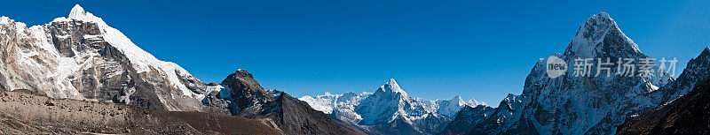 高海拔喜马拉雅山峰全景珠穆朗玛峰国家公园昆布尼泊尔