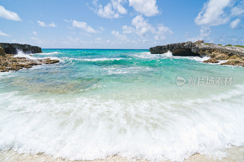 海浪拍打着海滩