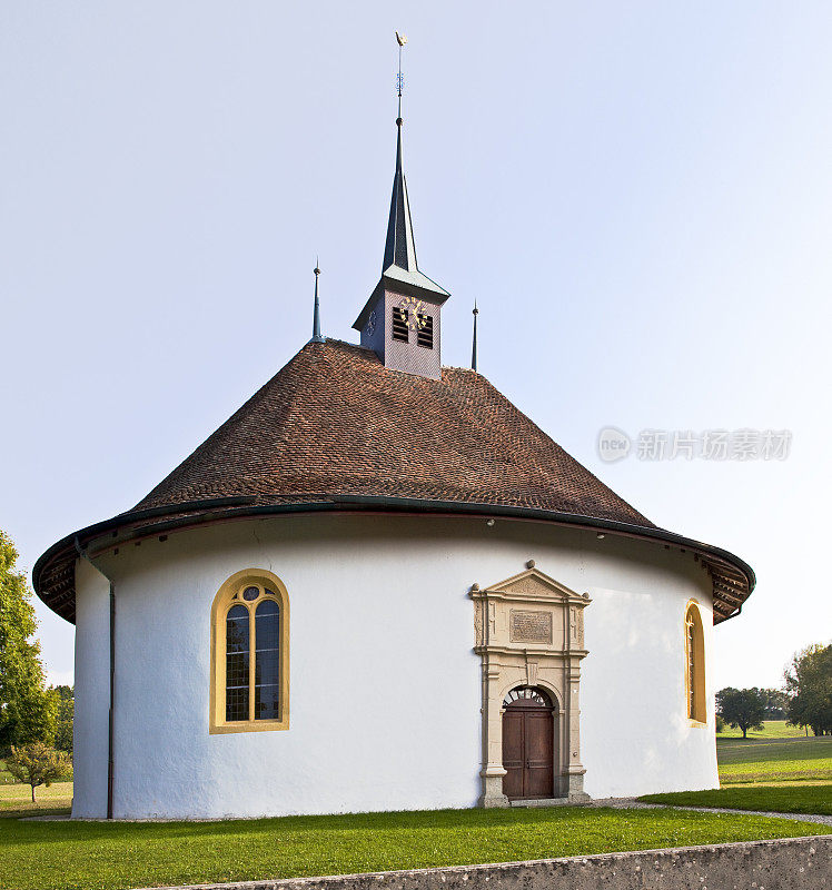 位于Chêne-Pâquier的新教教堂(1667年)沃德，瑞士