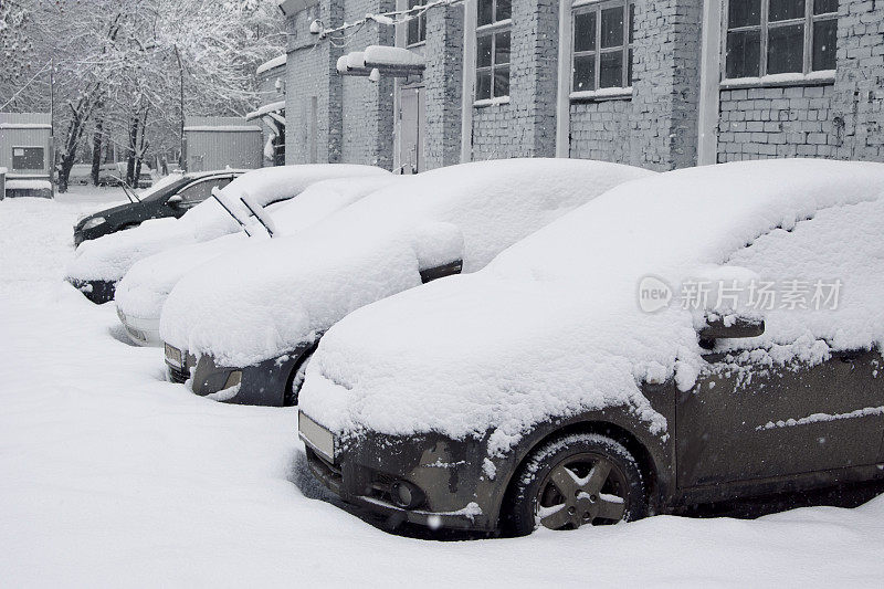 停车场里被雪覆盖的汽车