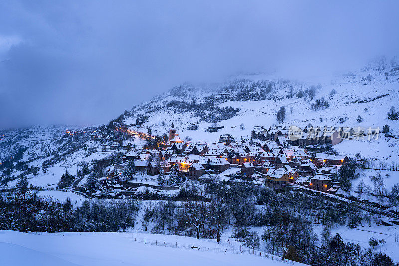 雪山中的村庄