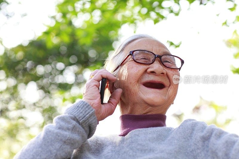 在电话里聊得很开心