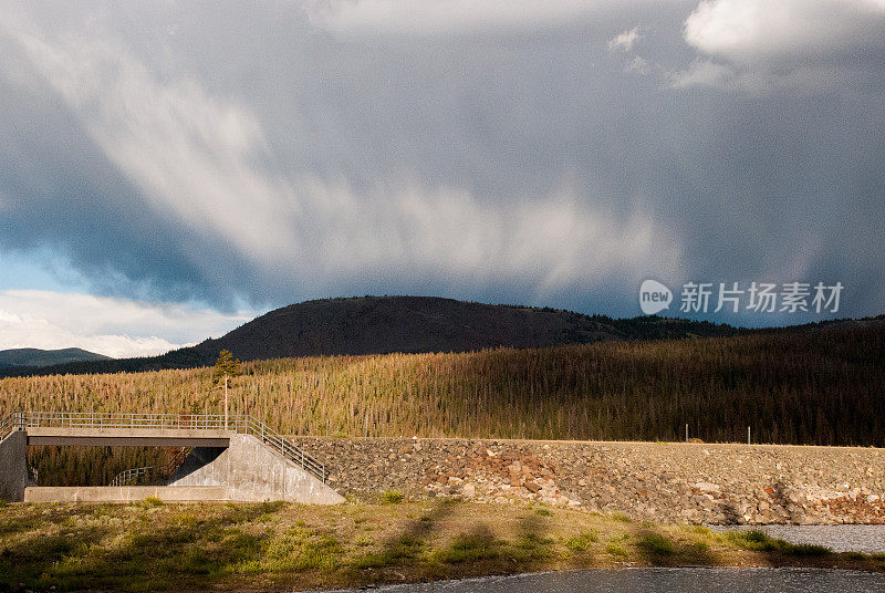 科罗拉多州乔赖特水库北落基山脉上的风暴