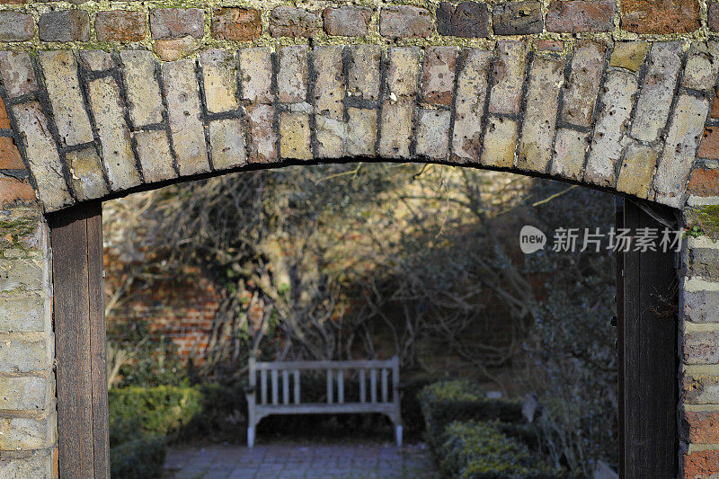入口拱门上的石艺砖门楣进入花园