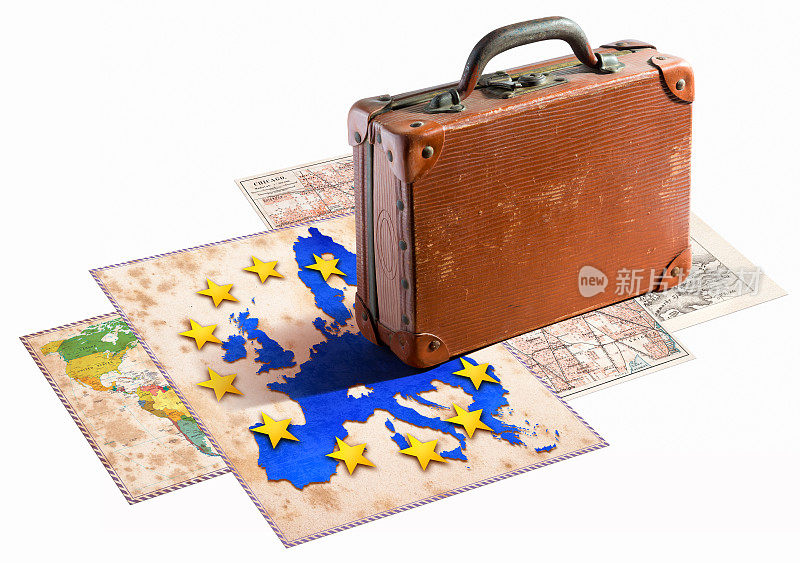 地图上印有欧洲国旗的古董皮箱
