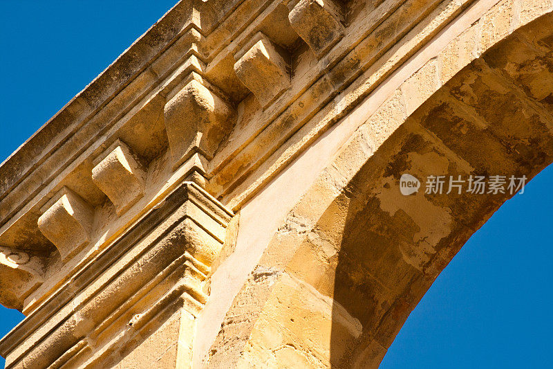 巴洛克拱门和蓝天，拉古萨伊布拉，西西里岛