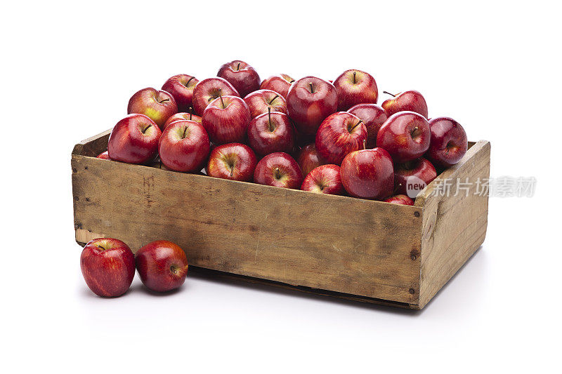 红苹果装在木箱里，白色背景上孤立