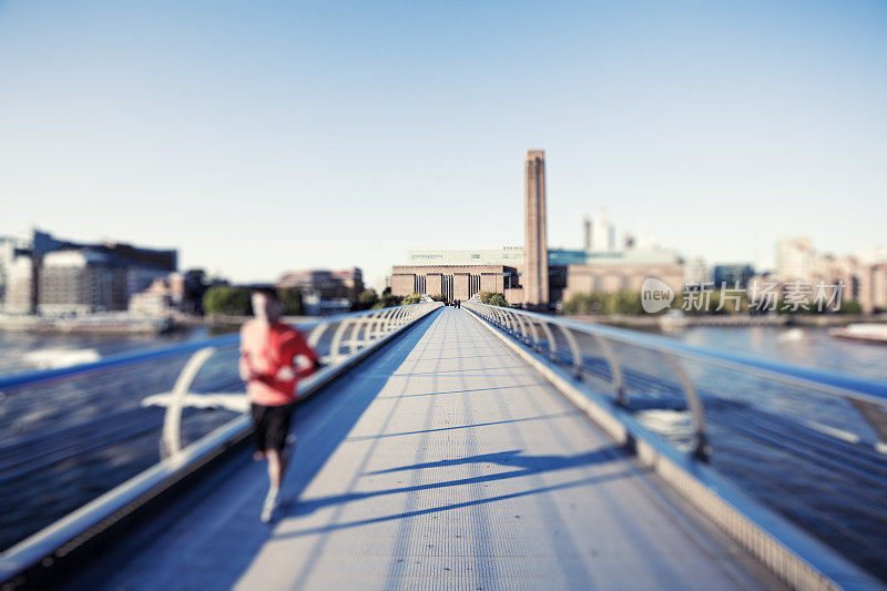 在伦敦千禧桥上慢跑