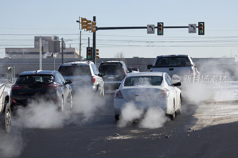 丹佛科罗拉多州车辆尾管汽车尾气在繁忙的十字路口