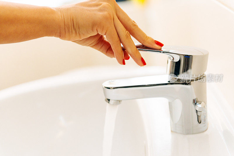 白人妇女洗手和使用护肤皂