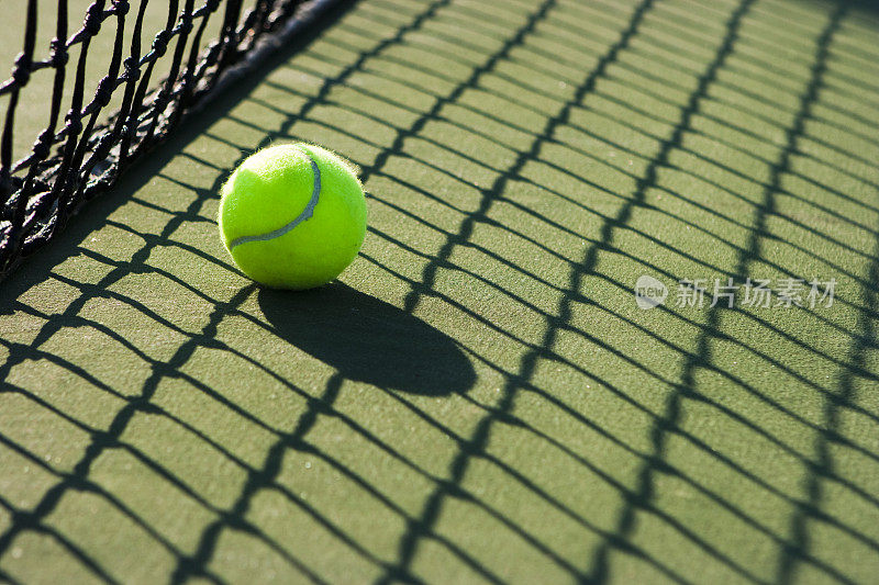网球和太阳。
