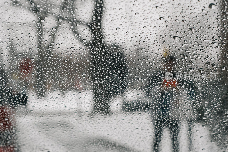 雨滴落在窗户上