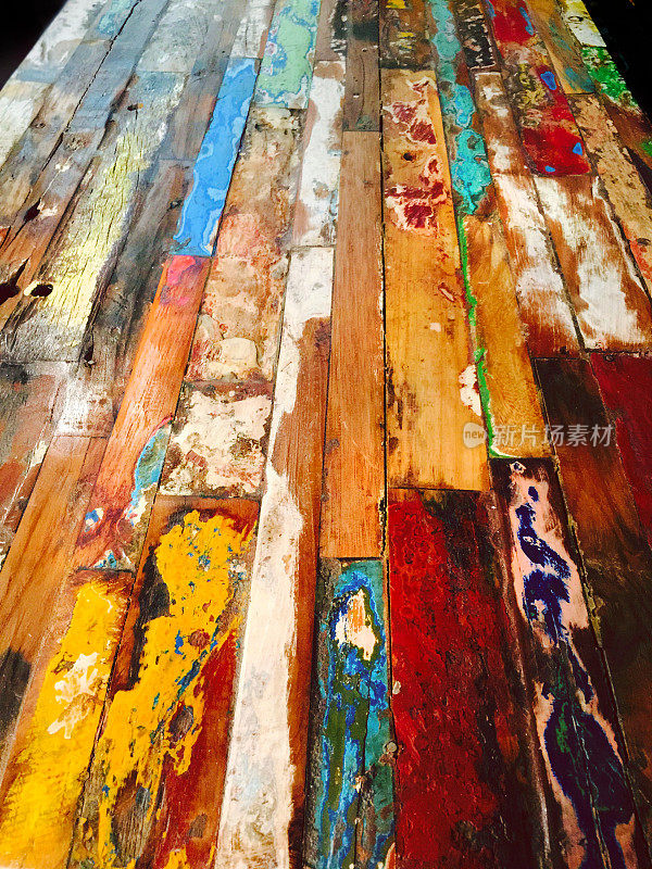 彩色再生木桌