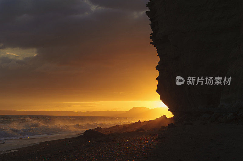 英国多塞特海滩上美丽的日落