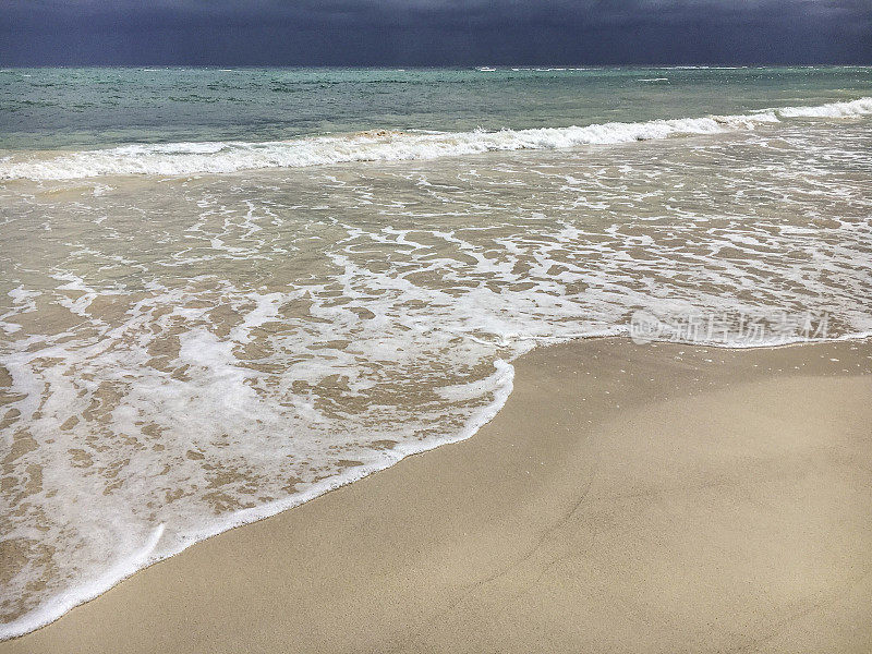 暴风雨的热带海滩