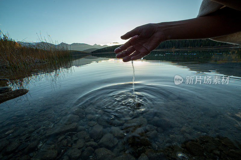 人们用手从湖中舀取淡水