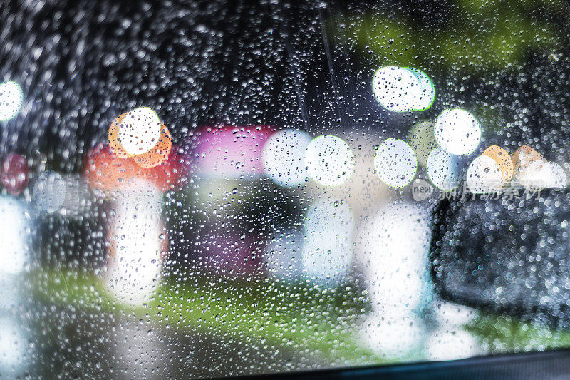 车窗雨滴和抽象的夜晚街灯