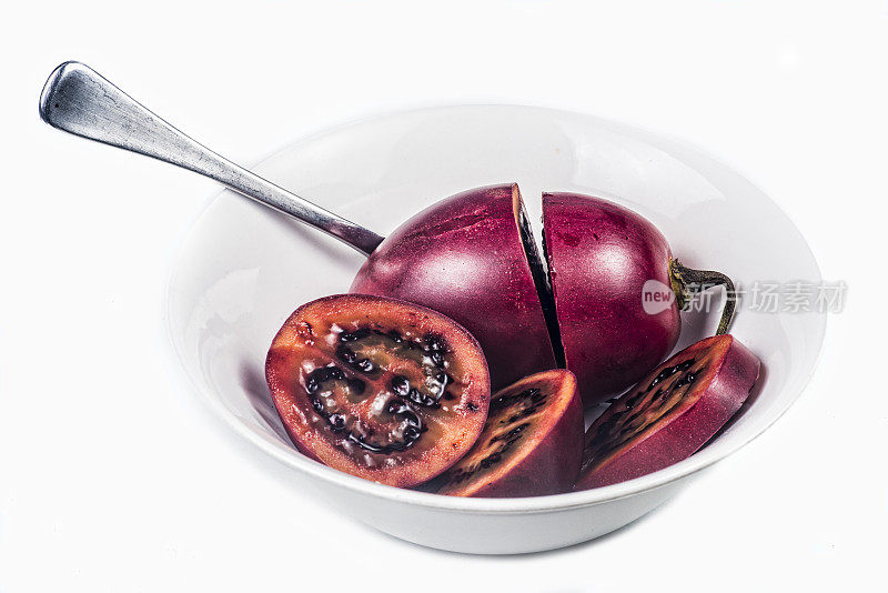 在一个白色的碗里切tamarillo