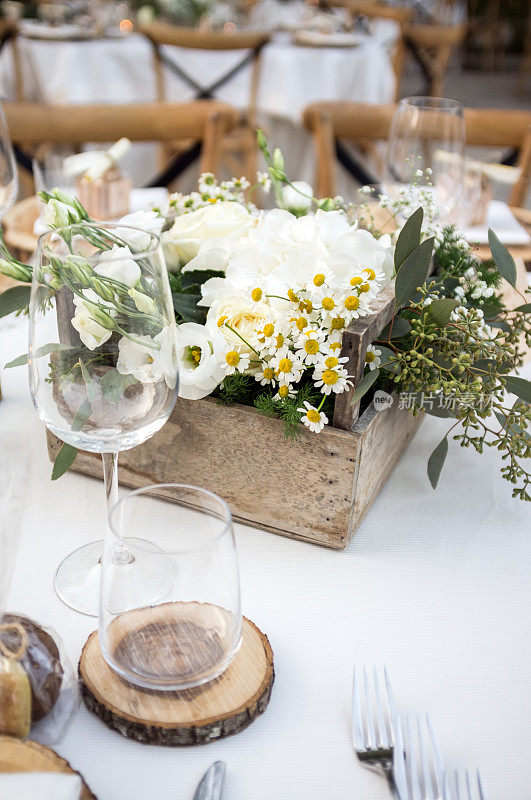 优雅的白色餐桌上放着鲜花
