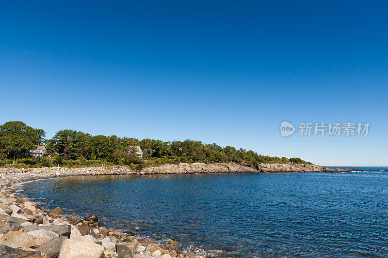 缅因州Ogunquit，海洋和滨水房屋的边缘路岩石。