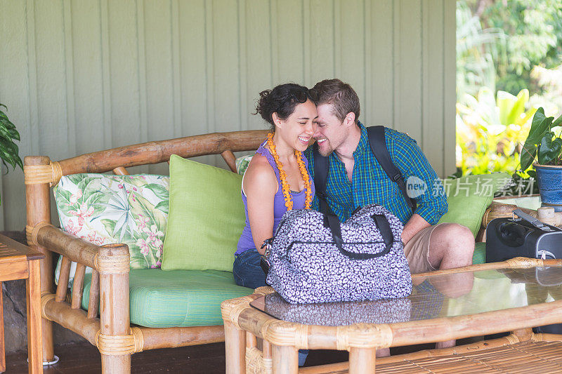 一对夫妇抵达酒店，开始夏威夷度假的第一天