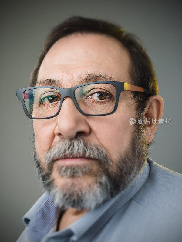 一个戴眼镜留着胡子的西班牙男人的肖像。